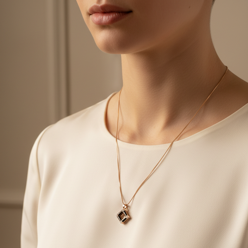 Pendant Lifestyle - Worn